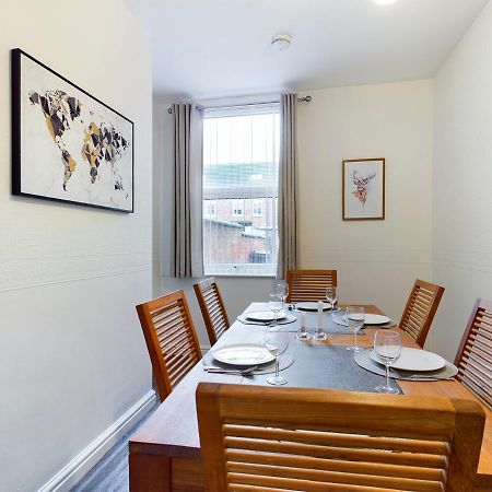 Cheerful 3 Bedroom Home With Free Parking And Wifi Честер Экстерьер фото