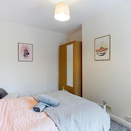 Cheerful 3 Bedroom Home With Free Parking And Wifi Честер Экстерьер фото