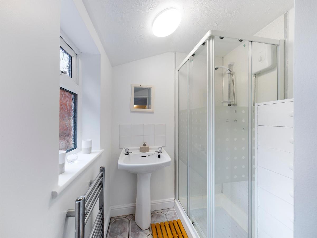 Cheerful 3 Bedroom Home With Free Parking And Wifi Честер Экстерьер фото